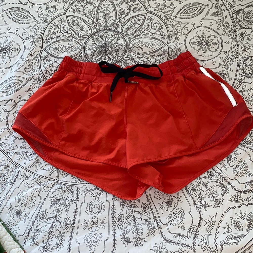 Red Lululemon 2.5 hotty hot shorts w/ drawstring